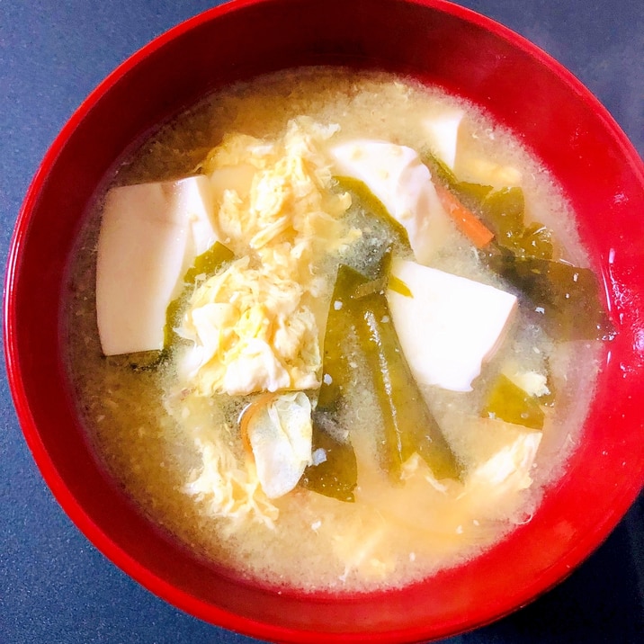 玉ねぎと豆腐とわかめの味噌汁